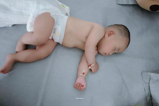 临夏两个月宝宝肚子胀气